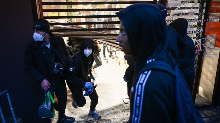 "C'était impossible à gérer" : pourquoi les forces de l'ordre françaises peinent-elles à interpeller les casseurs en marge des manifestations ?