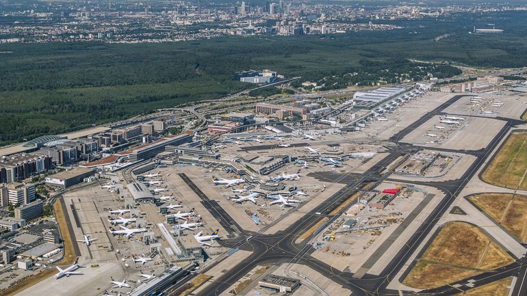 Deux morts après six cas de paludisme à l’aéroport de Francfort : des moustiques analysés à Anvers