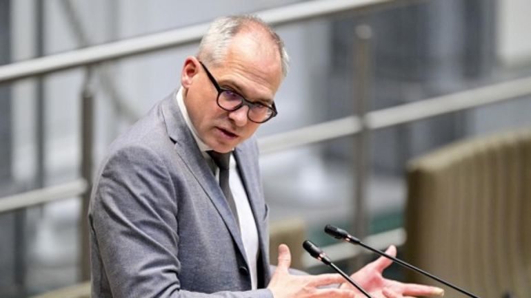 Longues files à Brussels Airport : le ministre-président flamand s'insurge