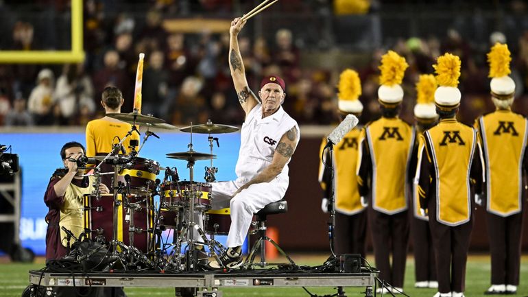 Chad Smith fait le show avec une fanfare universitaire !