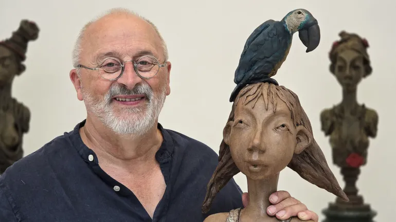 Le sculpteur Dirk De Keyzer et l’une de ses créations.
