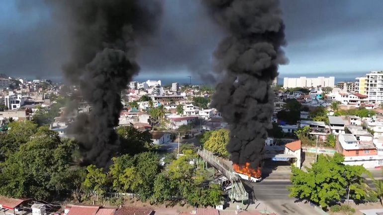Station balnéaire attaquée et alerte dans une ville du Mondial 2026. Au Mexique, pourquoi la mort de « El Mencho » provoque une vague de violence ?