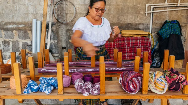 Berta, membre du comité des anciens et présidente d&#x27;une coopérative de tisserandes, se réjouit du retour aux pratiques ancestrales.