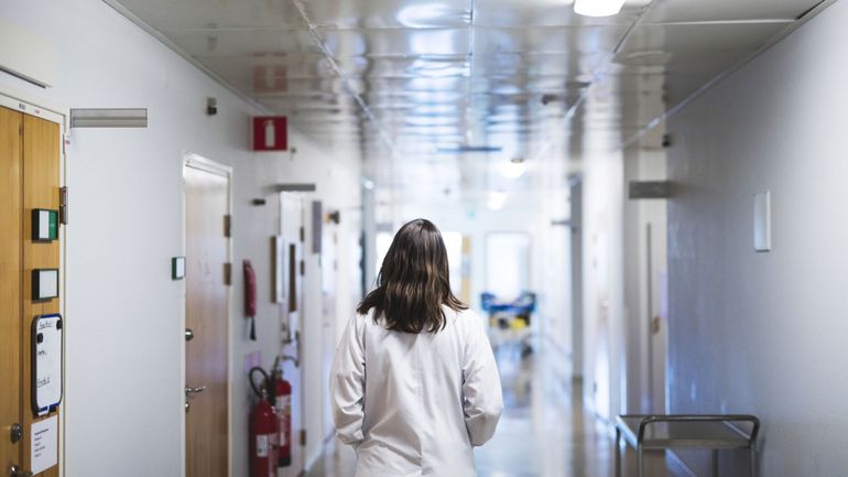 Réforme du paysage hospitalier : "On ne fait que rattraper 30 années de retard", selon Philippe Devos
