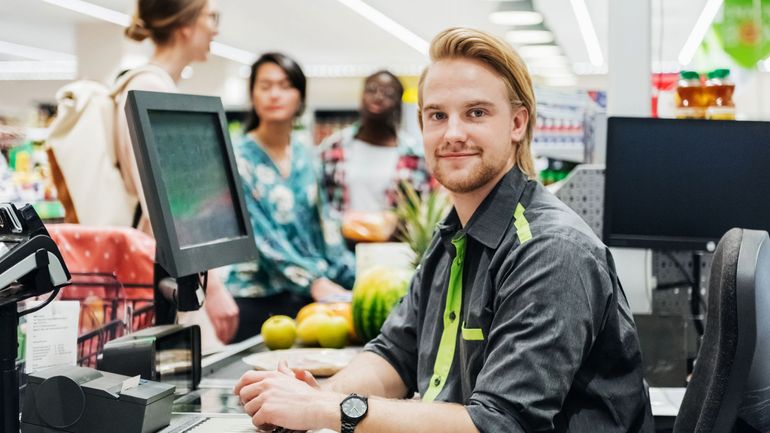 Ouverture des commerces le dimanche : "On ne va pas du jour au lendemain obliger tous les travailleurs à bosser le dimanche", promet Comeos
