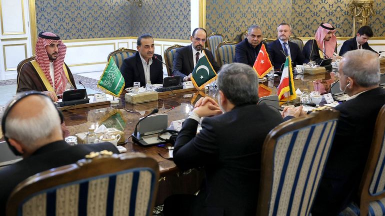 Guerre au Moyen-Orient : l'Iran dit s'être accordé avec l'Arabie saoudite, le Pakistan et la Turquie pour continuer les discussions