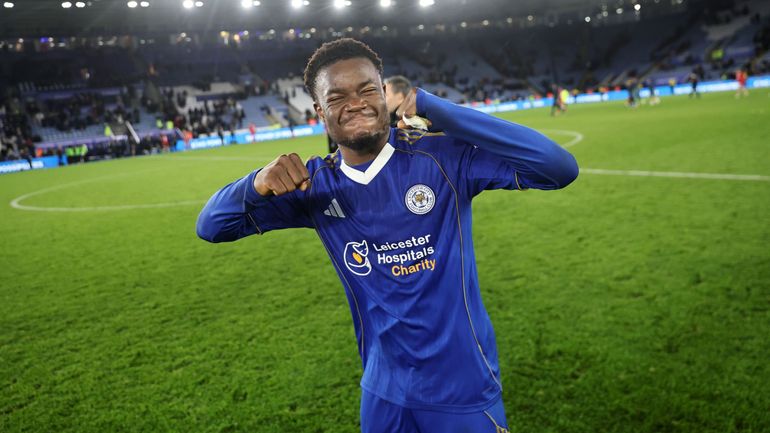 Un petit pont et un lob de 64m : Abdul Fatawu Issahaku fait vibrer Leicester avec un but spectaculaire