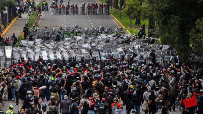 Coupe du monde 2026 - Heurts entre manifestants et police à l'extérieur du stade Azteca de Mexico