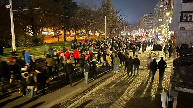A Liège, des centaines de personnes manifestent sous haute surveillance policière, contre la venue de Georges-Louis Bouchez