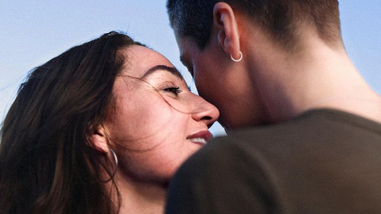 Elles voulaient se marier dans le monde entier :  leur histoire bouleversante racontée dans le film belge "Julian" Elles voulaient se marier dans le monde entier :  leur histoire bouleversante racontée dans le film belge "Julian"