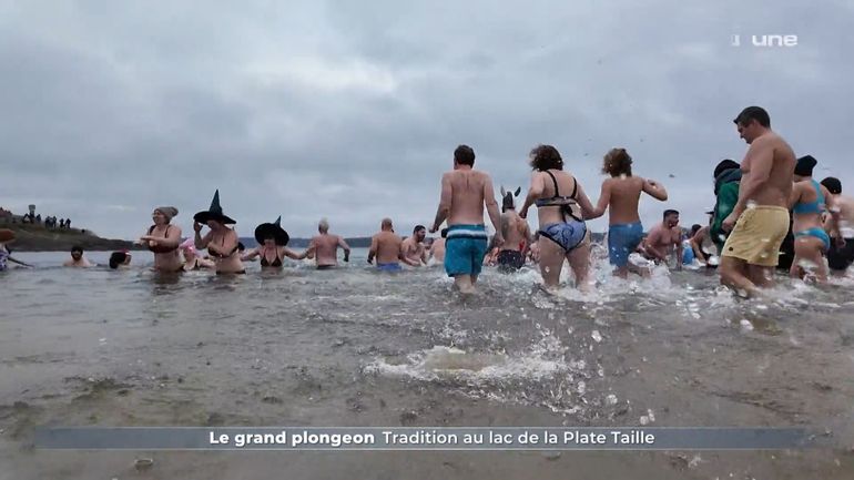 Une tradition du jour de l'an: plonger dans l'eau glacée des lacs de l'Eau d'Heure