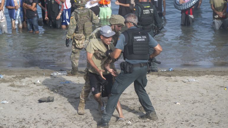 Ceuta : au moins 67 migrants sont morts, une barrière flottante est en cours d'installation aux abords de l'enclave