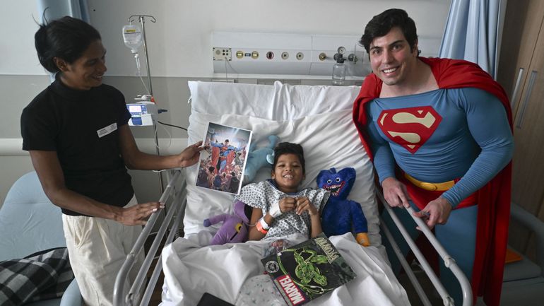 Leonardo Muylaert, le "Superman brésilien", rend visite aux enfants malades dans des hôpitaux au Ghana