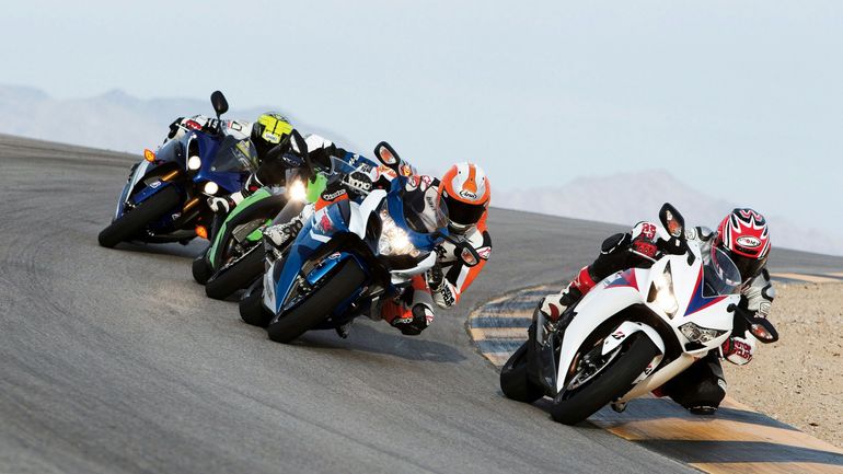 La minute insolite : une Tesla s'invite par erreur dans une course de motos La minute insolite : une Tesla s'invite par erreur dans une course de motos