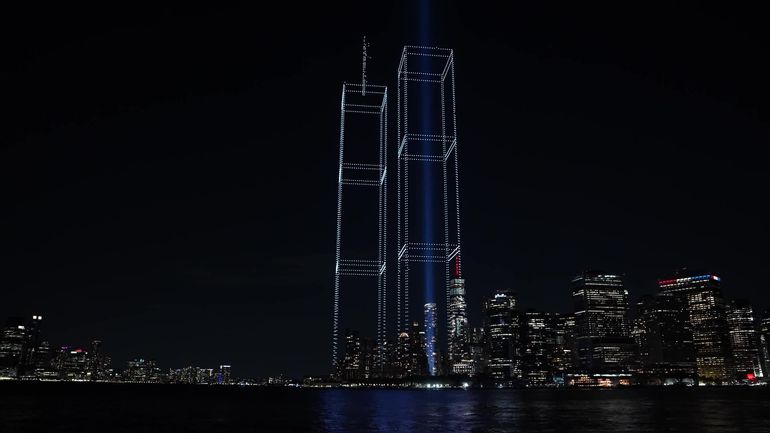 Quand le souvenir du 11 septembre 2001 se dessine dans le ciel new yorkais : 2977 lumières recréent les silhouettes des tours jumelles