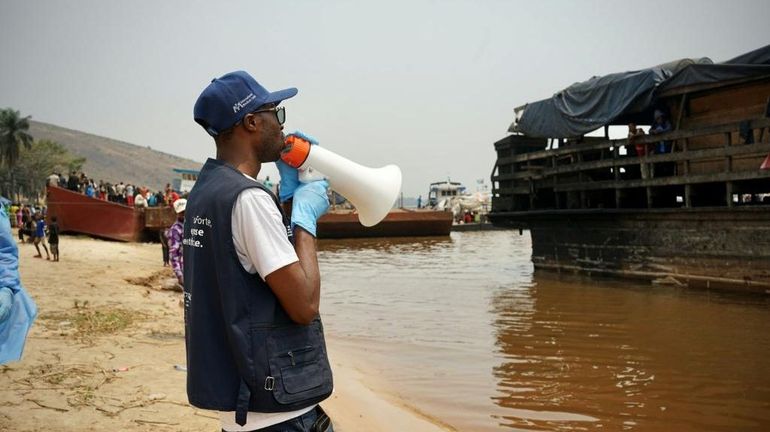 Aux abords de Kinshasa, la riposte pour stopper Ebola sur le fleuve Congo : "Si un seul cas arrivait à Kinshasa, ça serait une catastrophe"