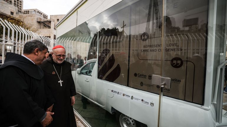 Une "papamobile" transformée en clinique pour enfants à Gaza