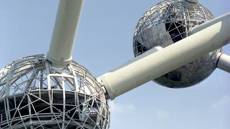 Les sphères de l'Atomium sont d'abord "désossées"