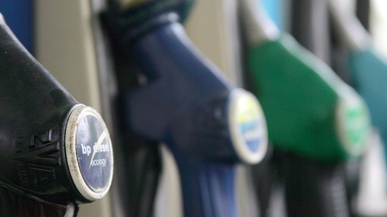 La flambée historique des cours du pétrole provoque un choc sur les marchés mondiaux