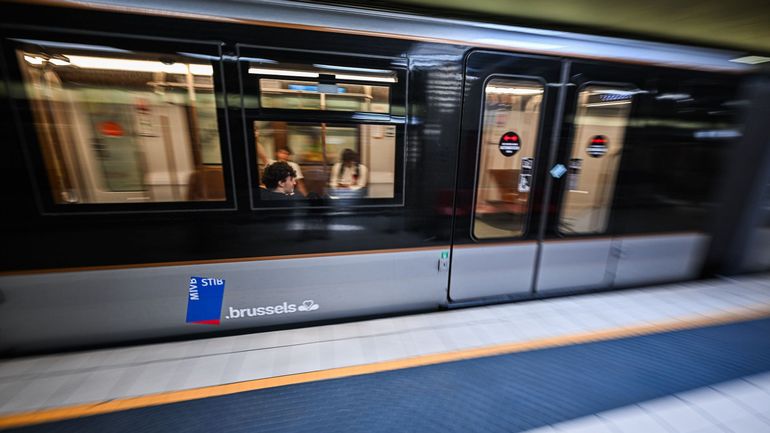 La station de métro Parc fermée en raison d'une manifestation contre la venue de Jordan Bardella au Parlement flamand