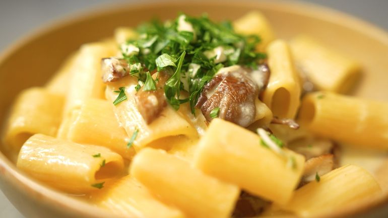 Carbonara à la belge : rigatoni aux pleurotes et au fromage d'abbaye