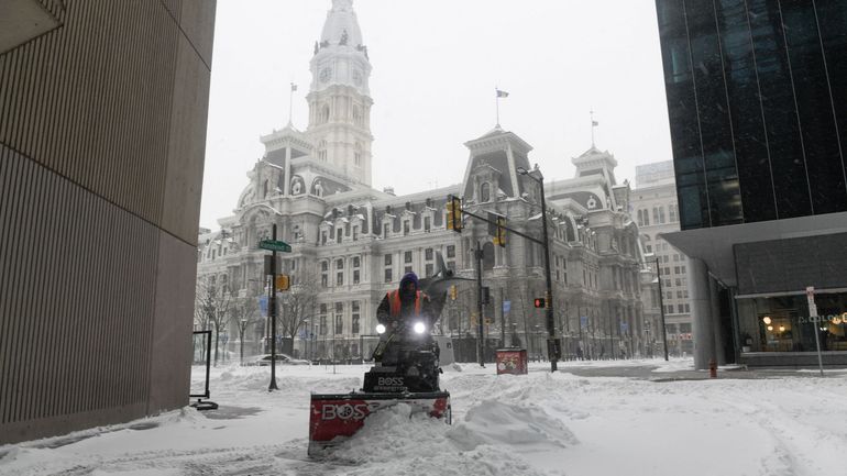 Tempête hivernale aux États-Unis : près de 900.000 foyers sans électricité, trois morts à New York