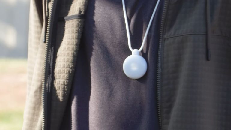 Friend, le collier IA qui promet d'être votre ami et interroge nos liens sociaux
