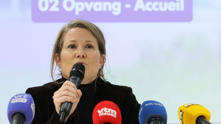 L'Office des étrangers pourra expulser plus rapidement les détenus en situation irrégulière : 250 personnes sont concernées selon la ministre de l'Asile et de la Migration