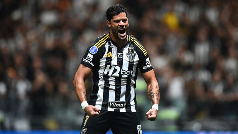 Hulk, 39 ans et toujours aussi puissant : son coup franc direct fait déjà le tour du monde