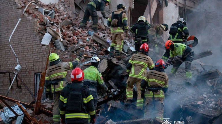 Six morts et une quarantaine de blessés dans des frappes russes cette nuit en Ukraine, un drone tombe en Roumanie