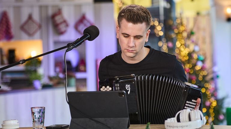 Jérémie Baise dévoile ses talents d’accordéoniste dans le cube de Viva for Life