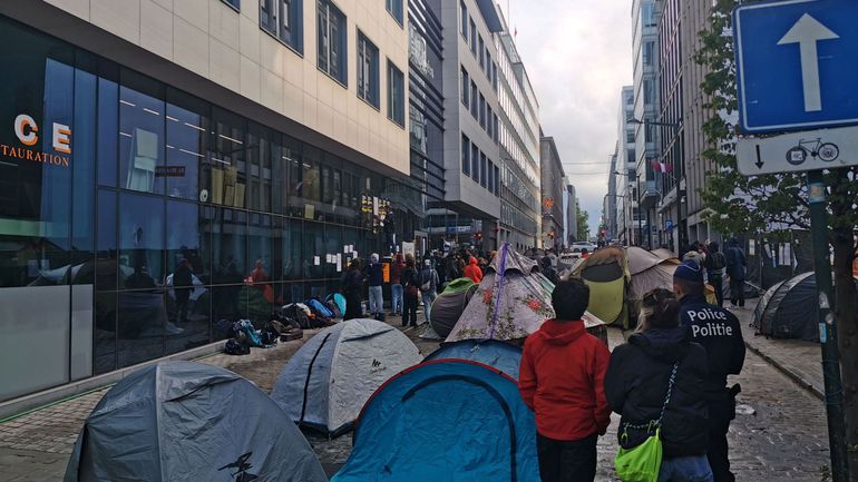 Opposés aux visites domiciliaires, une centaine de citoyens ont dormi devant le siège des Engagés