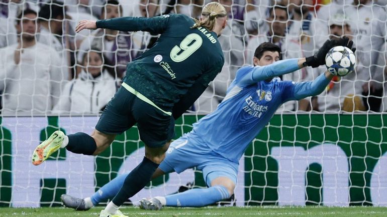 Champions League : Thibaut Courtois fautif lors de la défaite du Real Madrid contre Manchester City, le PSG perd 2 points, Naples défait contre Benfica Champions League : Thibaut Courtois fautif lors de la défaite du Real Madrid contre Manchester City, le PSG perd 2 points, Naples défait contre Benfica