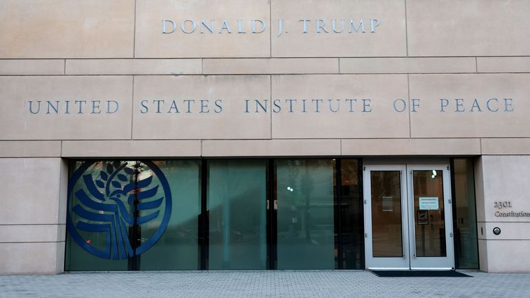 À défaut de Nobel, Trump donne son nom à un "Institut de la paix" À défaut de Nobel, Trump donne son nom à un "Institut de la paix"
