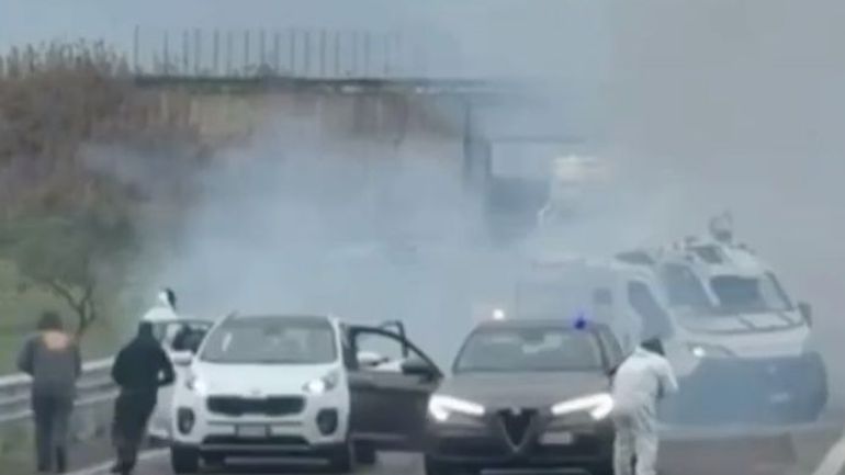 Les images impressionnantes d'un fourgon braqué sur une route en Italie
