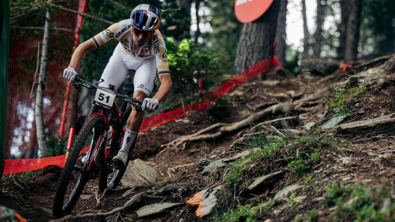 Une folle remontée mais une défaite au sprint : Tom Pidcock fait le spectacle pour son retour en VTT