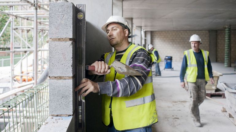 Aide-soignant, maçon, ergothérapeute, boucher... le Forem dévoile la liste des 144 métiers en pénurie en Wallonie