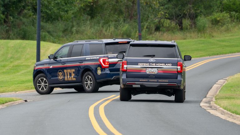 Immigration aux États-Unis : l'administration Trump met fin aux contrôles routiers de l'ICE, après deux nouveaux décès