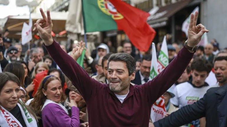 Le candidat à la présidence du parti Chega, André Ventura, fait un geste lors d'un rassemblement dans les rues de Lisbonne, le 16 janvier 2026. Le Portugal tiendra ses élections présidentielles le 18 janvier.