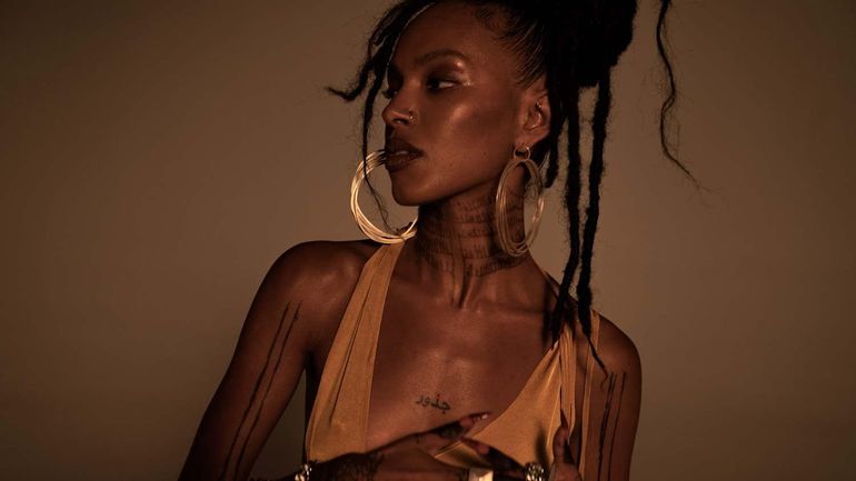 Pleins phares sur Alewya, elle redémarre le moteur avec "Night Drive" Pleins phares sur Alewya, elle redémarre le moteur avec "Night Drive"