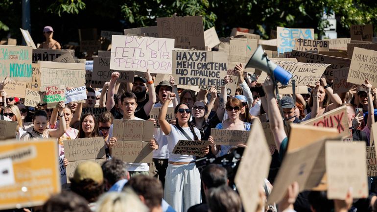 En Ukraine, manifestations et divisions après le départ forcé du populaire ministre de la Défense