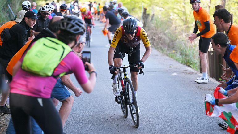 Tour du Pays basque : Alex Aranburu remporte la 4e étape à domicile, Paul Seixas conforte son maillot jaune