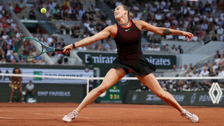Roland-Garros : la N.1 mondiale Aryna Sabalenka domine Naomi Osaka et file en quarts