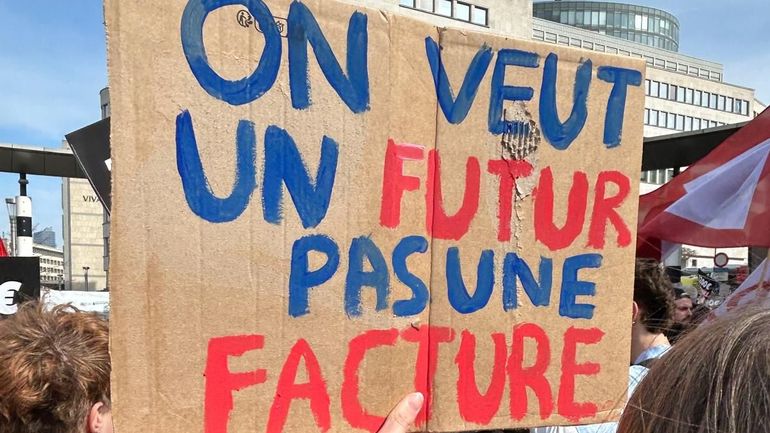 Plusieurs milliers d'étudiants et étudiantes manifestent à Bruxelles contre la hausse du minerval