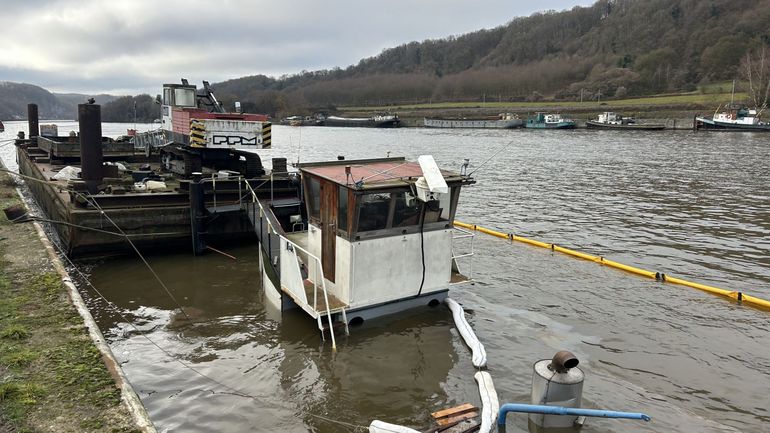 Un bateau en train de couler à Andenne Un bateau en train de couler à Andenne