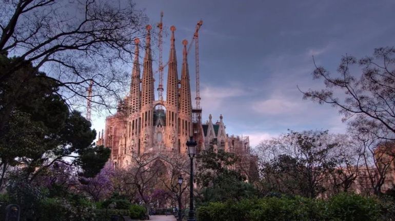 Sagrada Familia : 144 ans après le début des travaux, la croix s'est envolée pour culminer enfin au sommet de Barcelone