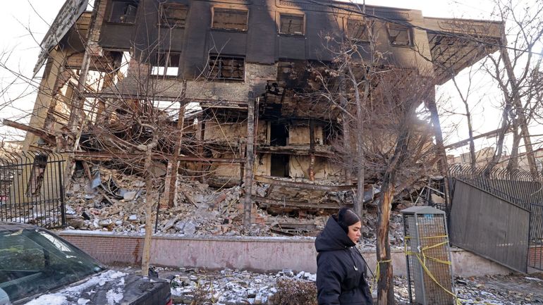 Une journaliste espagnole dans les rues de Téhéran en Iran : personne n'ose s'exprimer à son micro