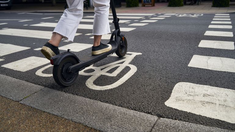 Utilisateur de trottinette électrique ? Dès le 1er septembre, n'oubliez pas votre casque... il devient obligatoire au dessus de 20km/h
