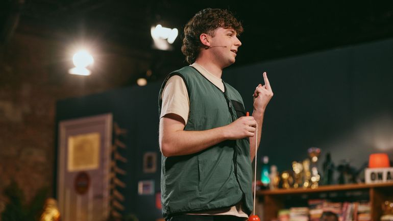 Hugo Simon : un bilboquet, des clichés sur Bastogne et beaucoup d’autodérision dans Comme à la maison Hugo Simon : un bilboquet, des clichés sur Bastogne et beaucoup d’autodérision dans Comme à la maison