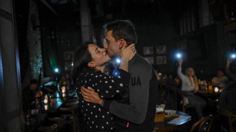 "Malgré les bombes, les cafés sont ouverts", le journaliste Arnaud De Decker raconte le quotidien des Ukrainiens pendant la guerre